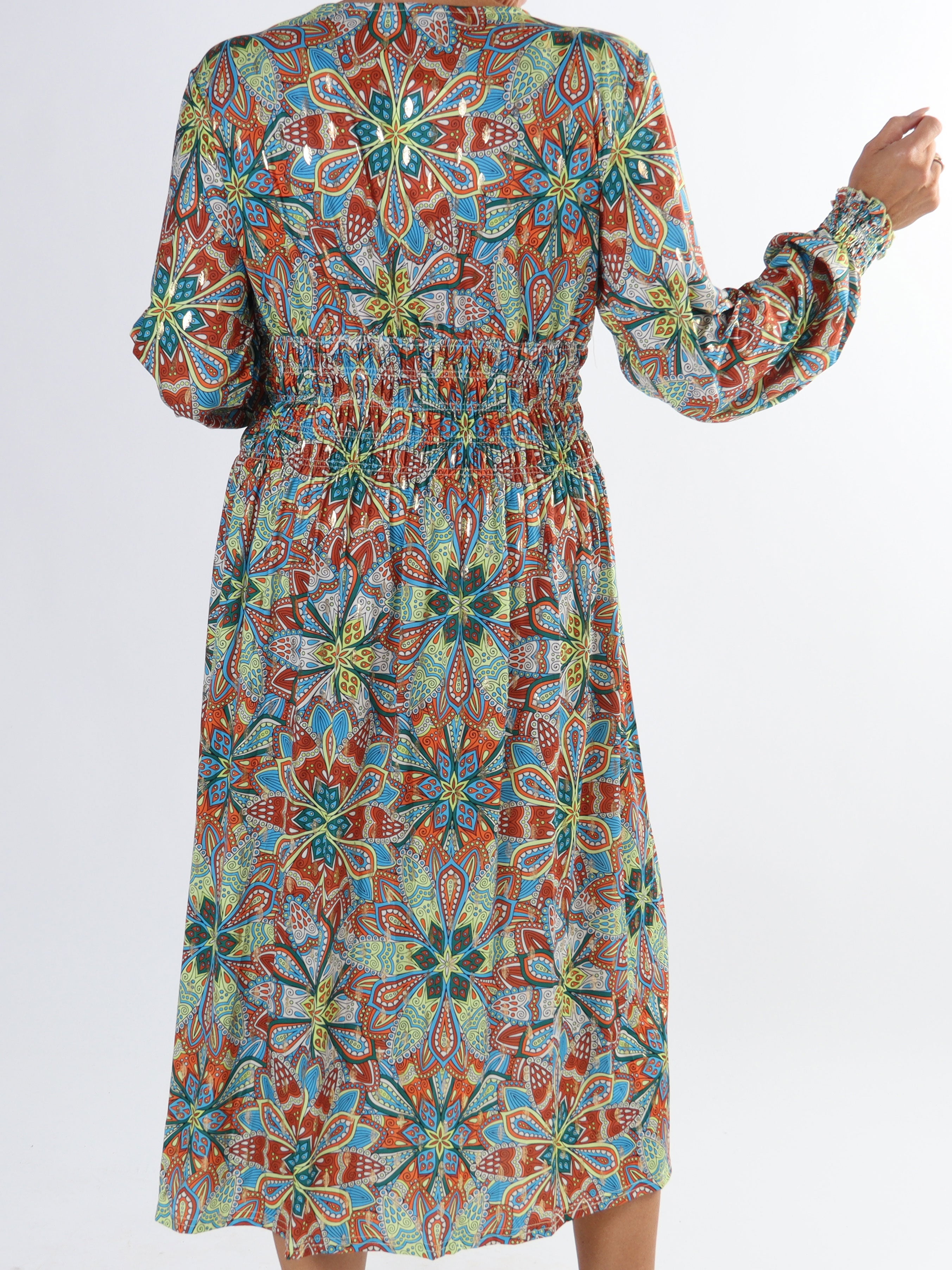 Pams Multi Midi L/S - Plus size klänning i skrynkelfritt tyg med långa ärmar